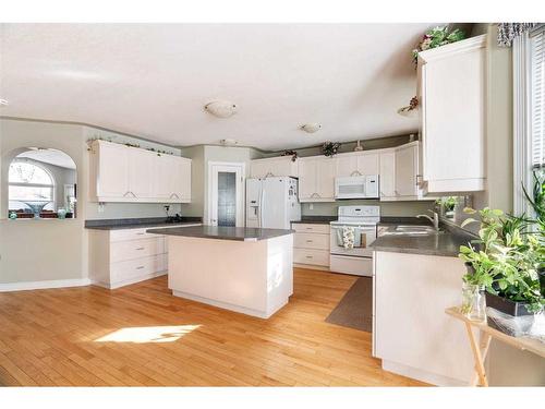 312 Burton Place, Fort Mcmurray, AB - Indoor Photo Showing Kitchen