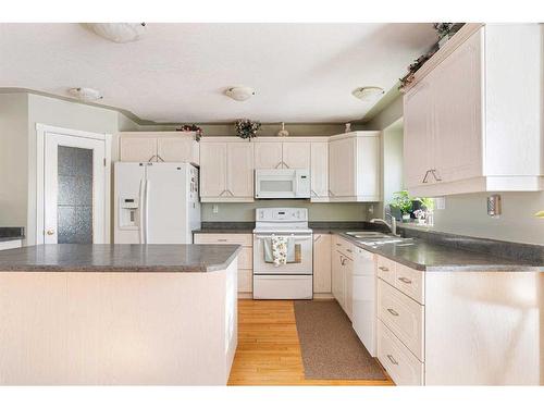 312 Burton Place, Fort Mcmurray, AB - Indoor Photo Showing Kitchen