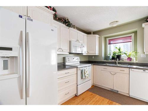 312 Burton Place, Fort Mcmurray, AB - Indoor Photo Showing Kitchen With Double Sink