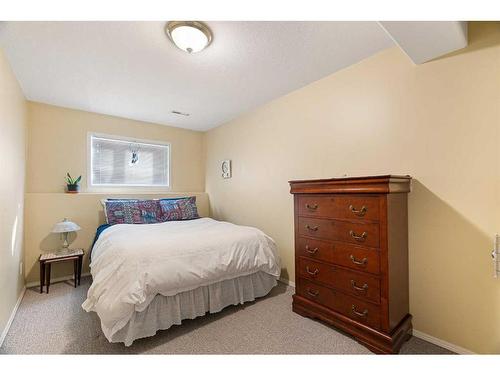 312 Burton Place, Fort Mcmurray, AB - Indoor Photo Showing Bedroom