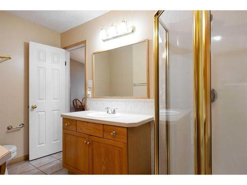 239 Cornwall Drive, Fort Mcmurray, AB - Indoor Photo Showing Bathroom