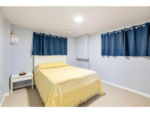 140 Brosseau Crescent, Fort Mcmurray, AB - Indoor Photo Showing Bedroom