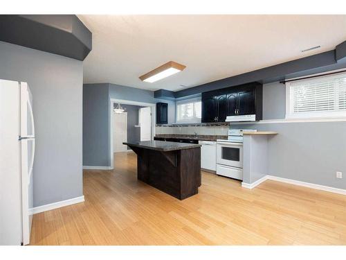 155 Peterson Lane, Fort Mcmurray, AB - Indoor Photo Showing Kitchen