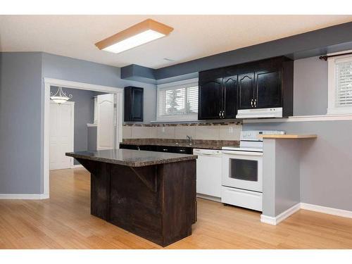 155 Peterson Lane, Fort Mcmurray, AB - Indoor Photo Showing Kitchen