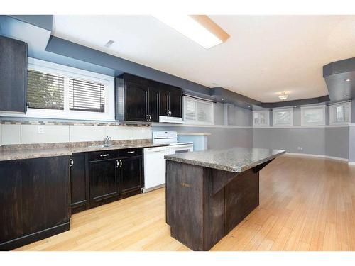 155 Peterson Lane, Fort Mcmurray, AB - Indoor Photo Showing Kitchen