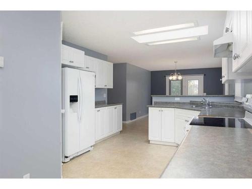 155 Peterson Lane, Fort Mcmurray, AB - Indoor Photo Showing Kitchen