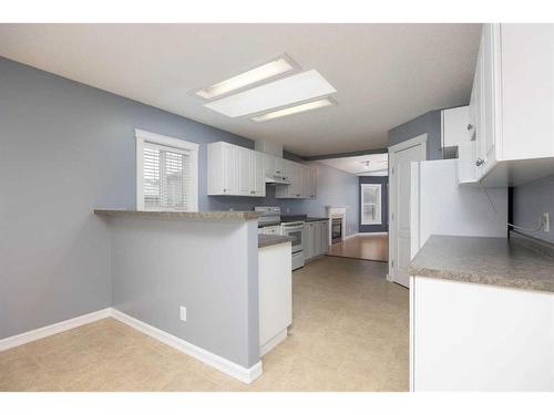 155 Peterson Lane, Fort Mcmurray, AB - Indoor Photo Showing Kitchen