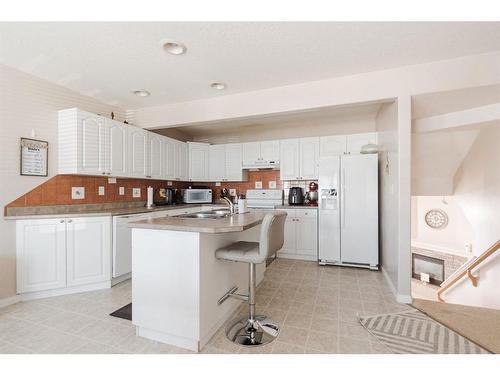 26-98 Wilson Drive, Fort Mcmurray, AB - Indoor Photo Showing Kitchen