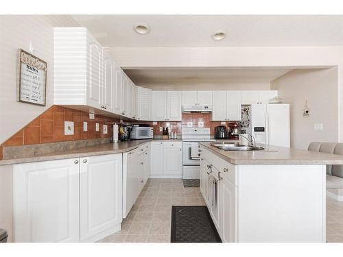 26-98 Wilson Drive, Fort Mcmurray, AB - Indoor Photo Showing Kitchen