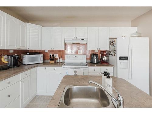 26-98 Wilson Drive, Fort Mcmurray, AB - Indoor Photo Showing Kitchen