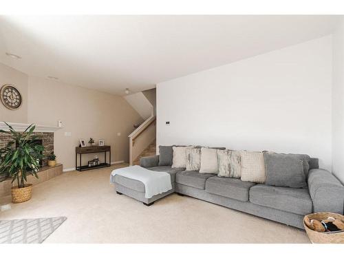 26-98 Wilson Drive, Fort Mcmurray, AB - Indoor Photo Showing Living Room