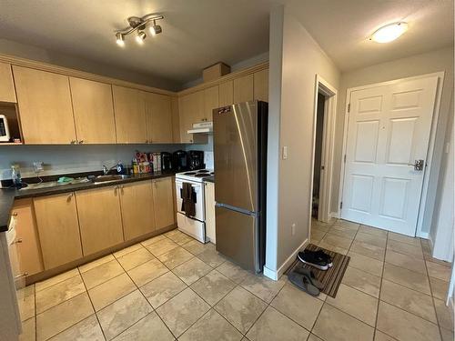 319-8528 Manning Avenue, Fort Mcmurray, AB - Indoor Photo Showing Kitchen