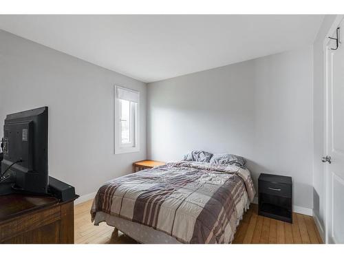 52 Poplar Crescent, Gregoire Lake Estates, AB - Indoor Photo Showing Bedroom