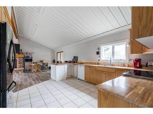 52 Poplar Crescent, Gregoire Lake Estates, AB - Indoor Photo Showing Kitchen With Double Sink