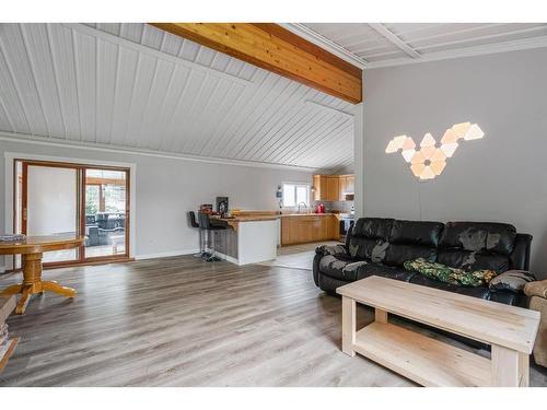 52 Poplar Crescent, Gregoire Lake Estates, AB - Indoor Photo Showing Living Room