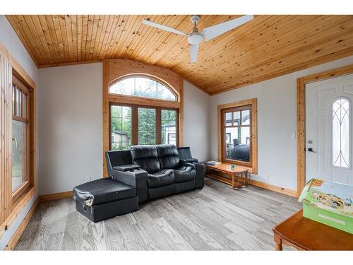 52 Poplar Crescent, Gregoire Lake Estates, AB - Indoor Photo Showing Living Room