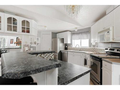 121 Grant Bay, Fort Mcmurray, AB - Indoor Photo Showing Kitchen With Upgraded Kitchen