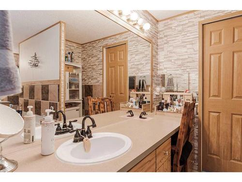 121 Grant Bay, Fort Mcmurray, AB - Indoor Photo Showing Bathroom