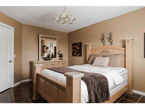 121 Grant Bay, Fort Mcmurray, AB - Indoor Photo Showing Bedroom