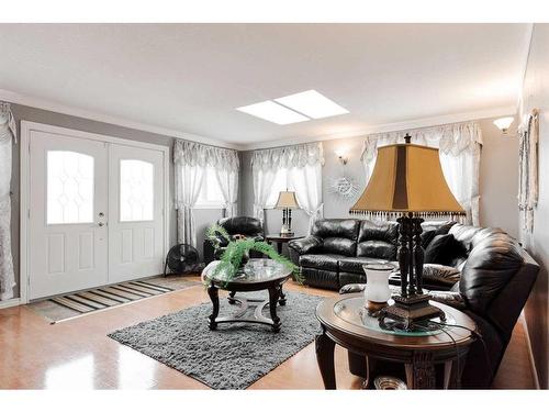 121 Grant Bay, Fort Mcmurray, AB - Indoor Photo Showing Living Room