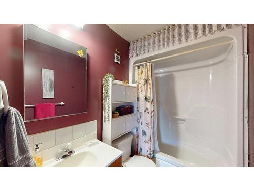 143 Hill Drive, Fort Mcmurray, AB - Indoor Photo Showing Bathroom