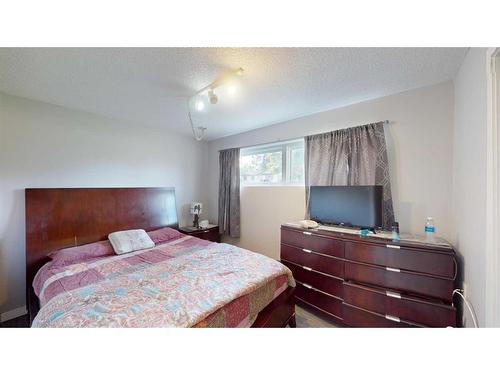 143 Hill Drive, Fort Mcmurray, AB - Indoor Photo Showing Bedroom