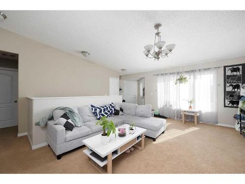 197 Crown Creek Lane, Fort Mcmurray, AB - Indoor Photo Showing Living Room