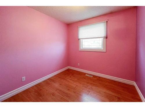 174 Oaks Crescent, Fort Mcmurray, AB - Indoor Photo Showing Other Room