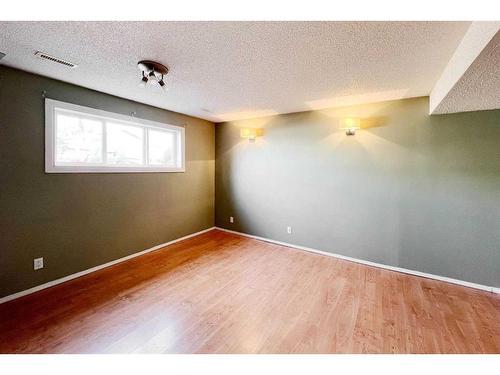 174 Oaks Crescent, Fort Mcmurray, AB - Indoor Photo Showing Other Room