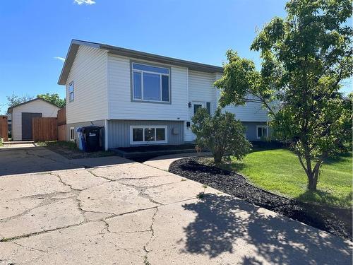 174 Oaks Crescent, Fort Mcmurray, AB - Outdoor With Facade