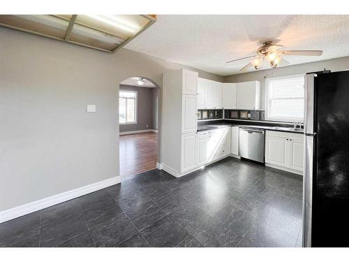 174 Oaks Crescent, Fort Mcmurray, AB - Indoor Photo Showing Kitchen