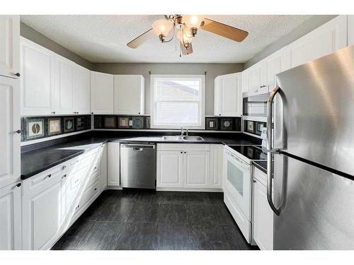 174 Oaks Crescent, Fort Mcmurray, AB - Indoor Photo Showing Kitchen