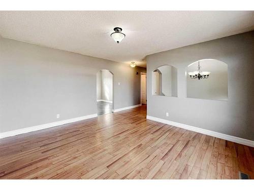 174 Oaks Crescent, Fort Mcmurray, AB - Indoor Photo Showing Other Room