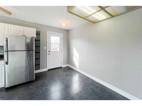 174 Oaks Crescent, Fort Mcmurray, AB - Indoor Photo Showing Kitchen