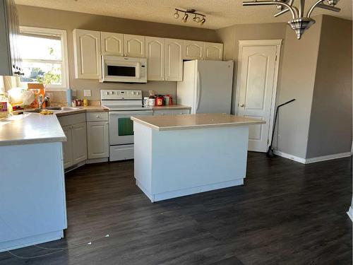 138 Galt Place, Fort Mcmurray, AB - Indoor Photo Showing Kitchen