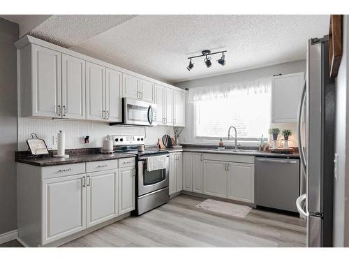 134 Wallace Place, Fort Mcmurray, AB - Indoor Photo Showing Kitchen With Stainless Steel Kitchen