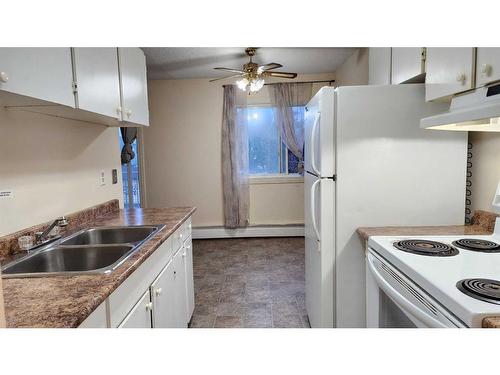 107-11 Clearwater Crescent, Fort Mcmurray, AB - Indoor Photo Showing Kitchen With Double Sink