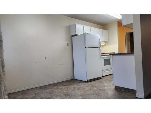 107-11 Clearwater Crescent, Fort Mcmurray, AB - Indoor Photo Showing Kitchen