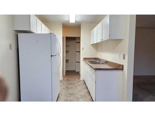 107-11 Clearwater Crescent, Fort Mcmurray, AB - Indoor Photo Showing Kitchen With Double Sink