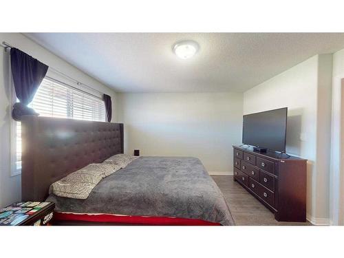 49-220 Swanson Crescent, Fort Mcmurray, AB - Indoor Photo Showing Bedroom