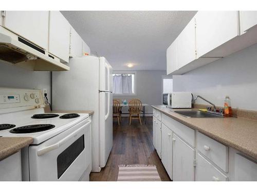 003-13 Clearwater Crescent, Fort Mcmurray, AB - Indoor Photo Showing Kitchen