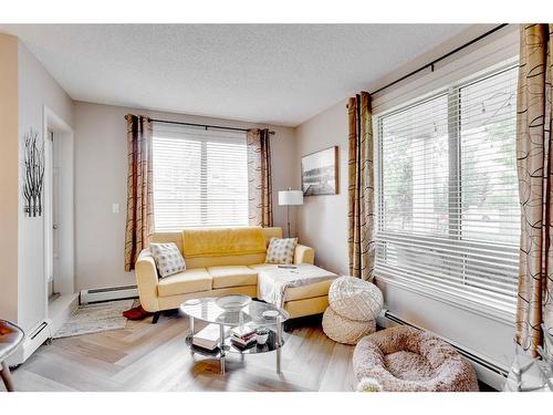 3114-135C Sandpiper Road, Fort Mcmurray, AB - Indoor Photo Showing Living Room