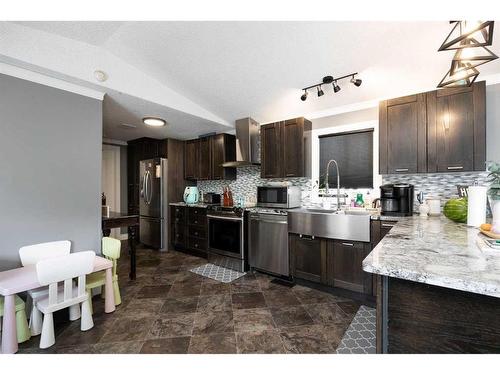 168 Belgian Green, Fort Mcmurray, AB - Indoor Photo Showing Kitchen With Upgraded Kitchen