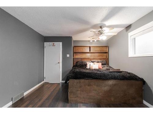 110 Leigh Crescent, Fort Mcmurray, AB - Indoor Photo Showing Bedroom