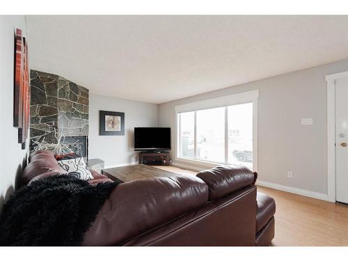 110 Leigh Crescent, Fort Mcmurray, AB - Indoor Photo Showing Living Room