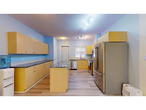 7103-200 Lougheed Drive, Fort Mcmurray, AB - Indoor Photo Showing Kitchen