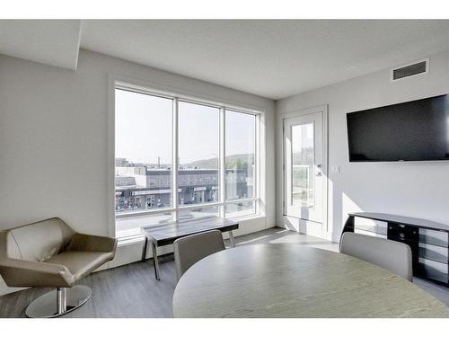 233-10218 King Street, Fort Mcmurray, AB - Indoor Photo Showing Living Room