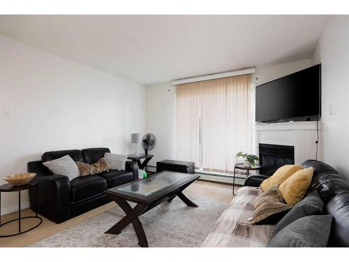 541-200 Richard Street, Fort Mcmurray, AB - Indoor Photo Showing Living Room