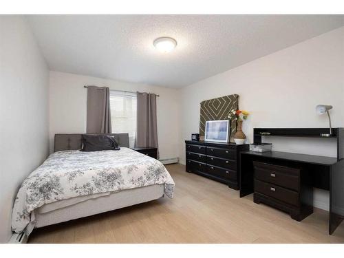 541-200 Richard Street, Fort Mcmurray, AB - Indoor Photo Showing Bedroom