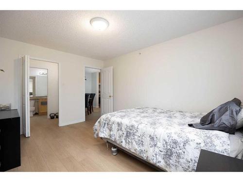 541-200 Richard Street, Fort Mcmurray, AB - Indoor Photo Showing Bedroom